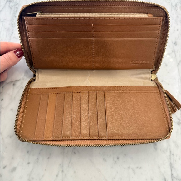 LIKE NEW Lucky Brand Tan Leather Wallet Organizer with Zipper - Picture 4 of 8